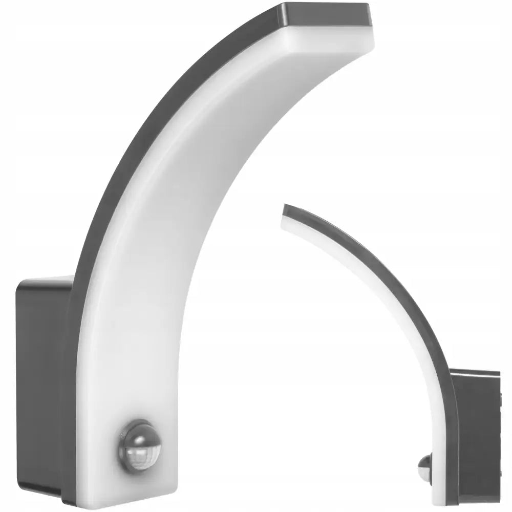 Utendørs LED-vegglampe med bevegelsessensor, buet design i grått og hvitt, LED-lyslist og synlig sensor.