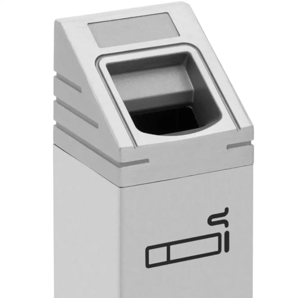 Utendørs lukket vegghengt askebeger i sølv, sidevisning med sigarett-ikon og skrå innkaståpning.