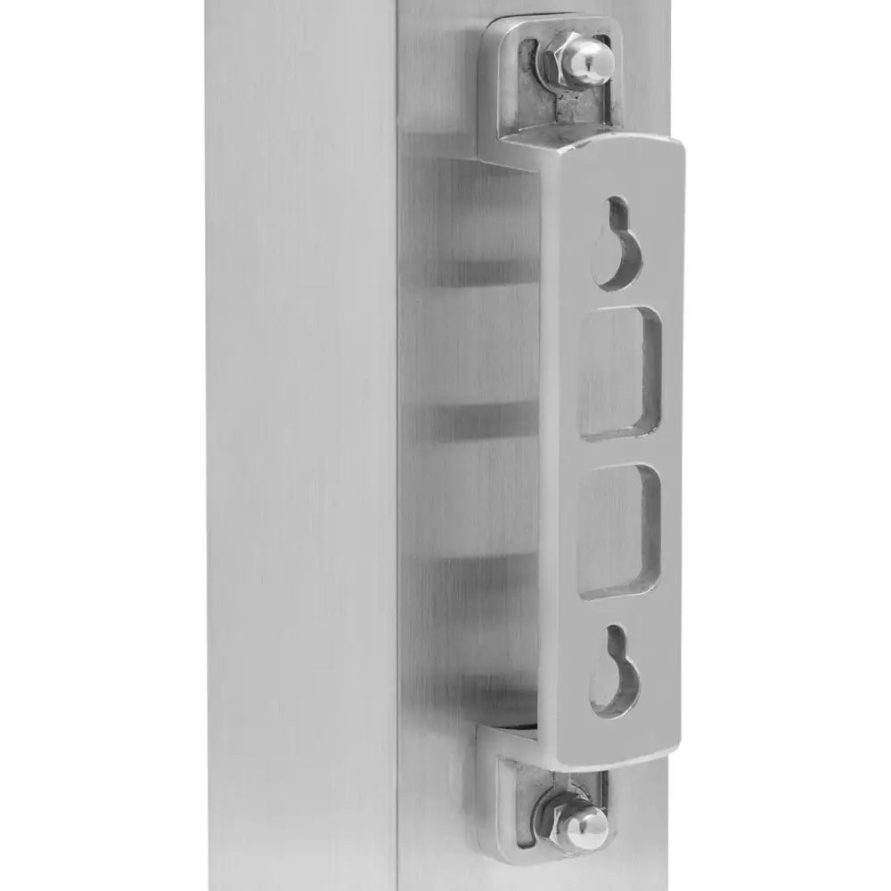 Utendørs lukket vegghengt askebeger i sølv, sidevisning av brakett med utskjæringer og boltfeste.