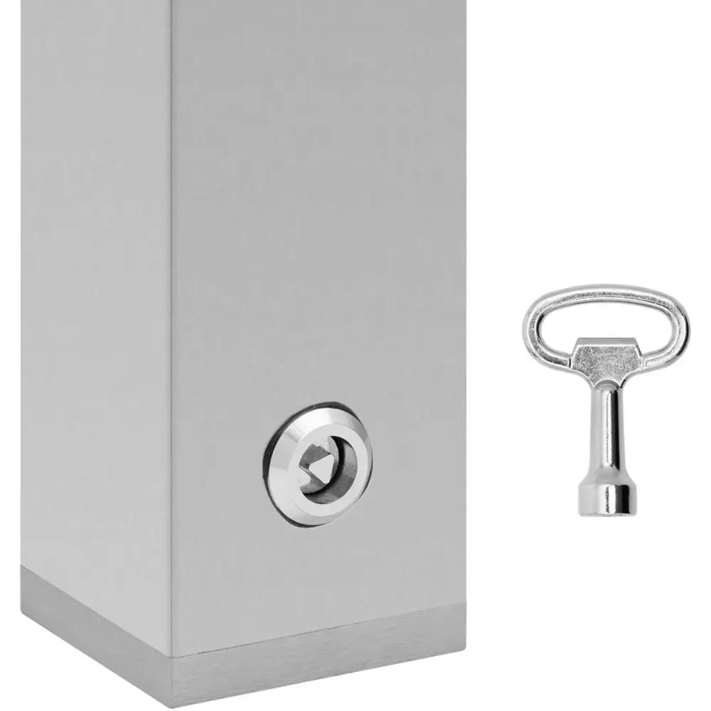 Utendørs lukket vegghengt askebeger i sølv, fokus på låsesylinder og medfølgende metallnøkkel.