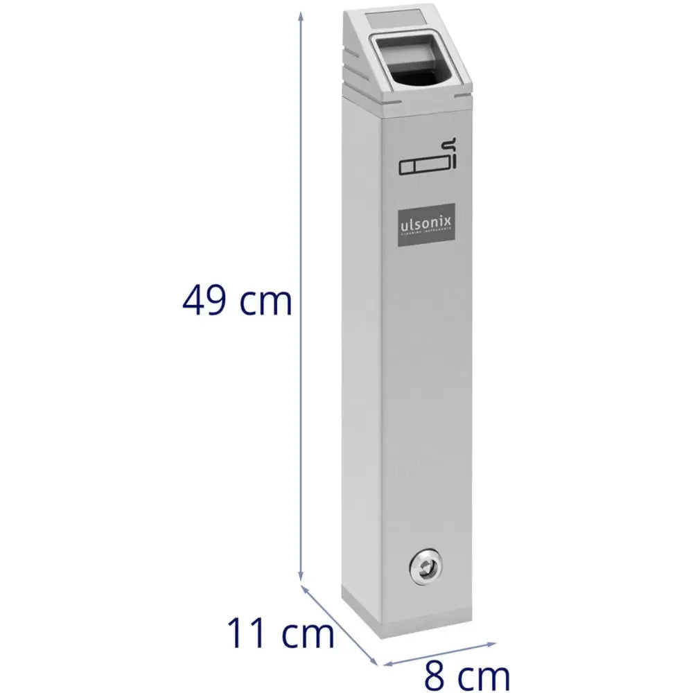 Utendørs lukket vegghengt askebeger i sølv, skråvisning som fremhever lås og mål på 49 x 11 x 8 cm.