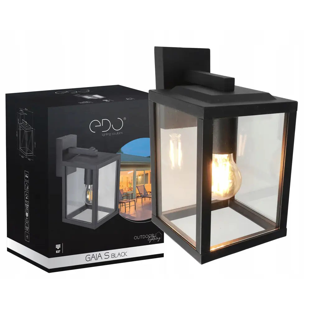 Utendørs vegglampe i sort metall og glass, skråvisning med tent LED-lyspære og produkteske bak.