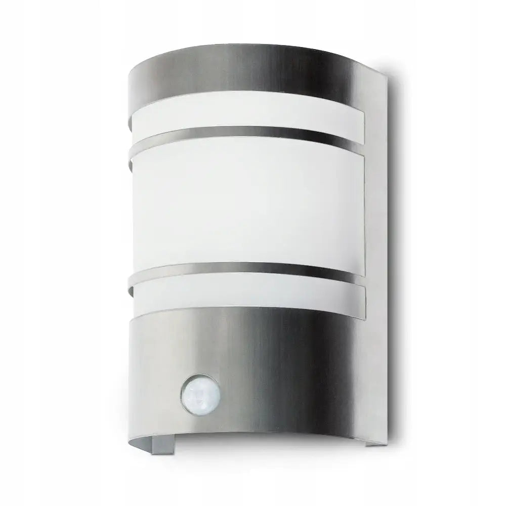 Utendørs vegglampe med bevegelsessensor, frontvisning som fremhever buet design og integrert sensor nederst.