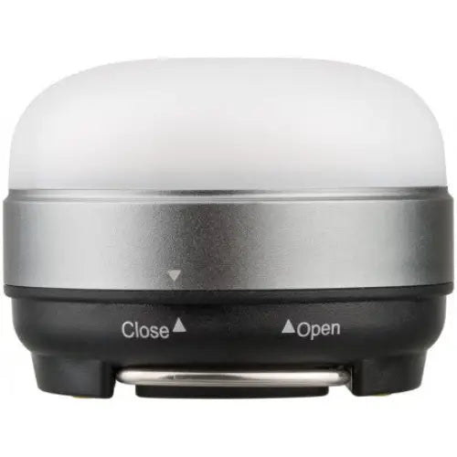 Utendørslampe LED, sideprofil som viser hvit topp, metallbånd og sorte detaljer med "Close" og "Open"-markeringer.