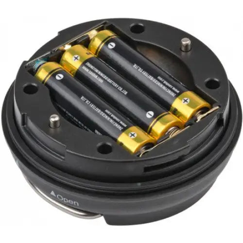 Trekantet sort batteriholder til utendørslampe LED, med åpne-lukket markering og synlige metallkontakter.