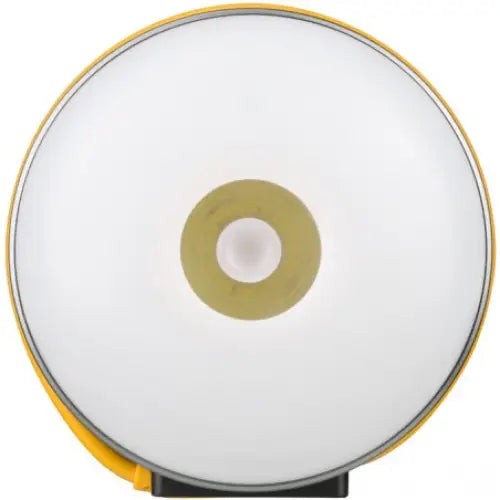 Utendørslampe LED, rund med hvit matt front, gul kant og synlig svart feste nederst, frontvisning.