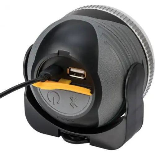 Utendørslampe LED OLI 310 AB bakfra, viser USB-port, tilkoblet strømkabel og Bluetooth-knapp på sort stativ.