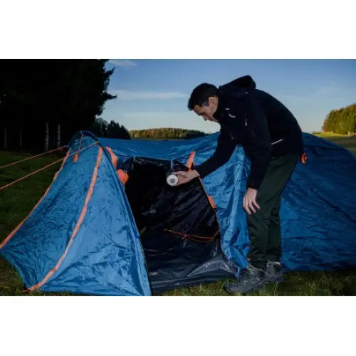 Utendørslampe LED OLI 310 AB med høyttaler, brukt til å lyse opp inngangen til et blått telt på gress.