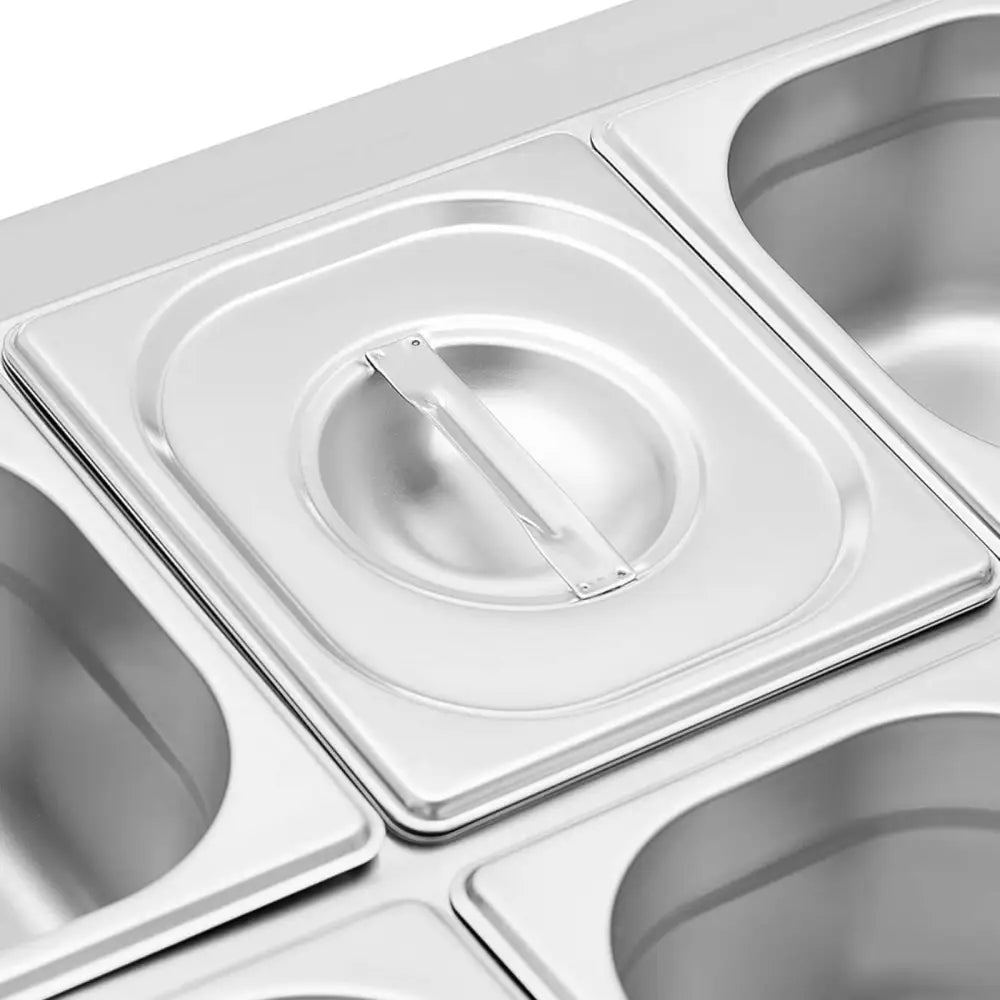 Utstillingsskap for gastronormbeholdere, oversiktsbilde av åpne og lukket kantine med blank ståloverflate.