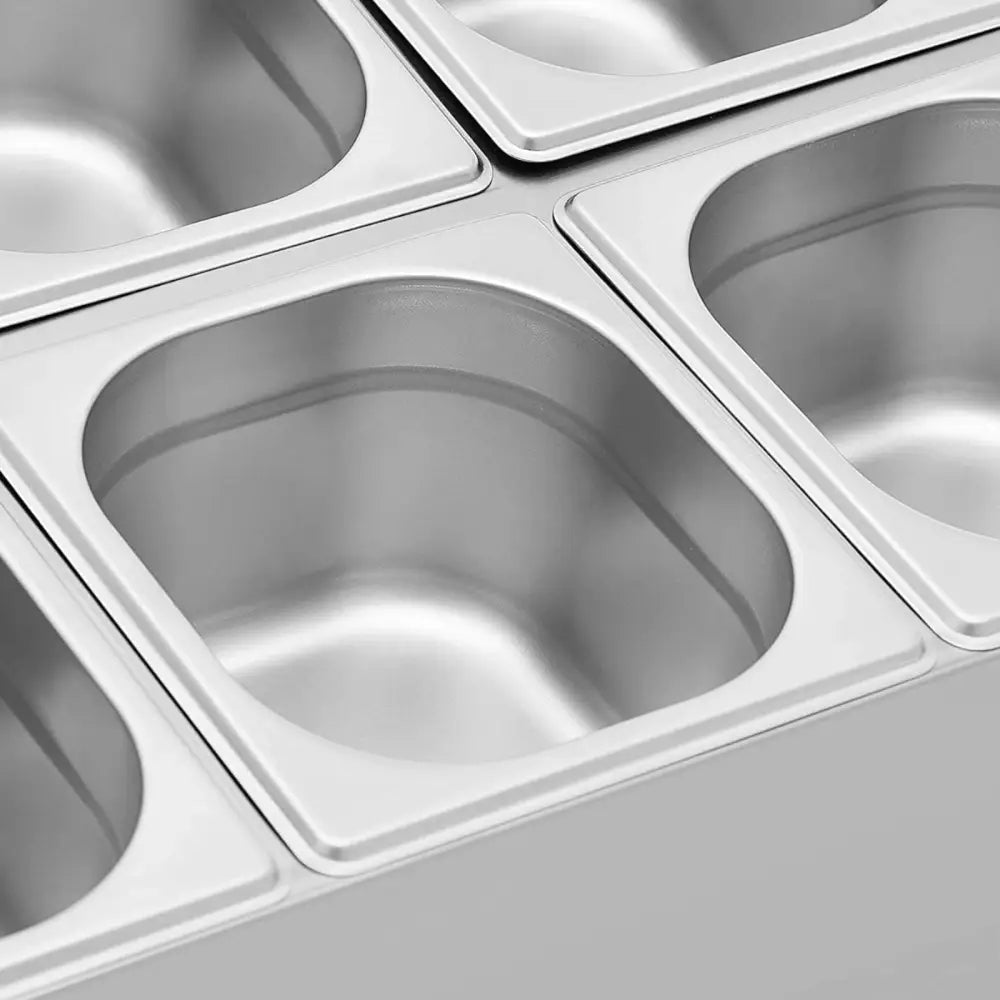 Utstillingsskap for gastronormbeholdere, nærbilde av fire GN 1/6 beholdere med lokk og avrundede kanter.