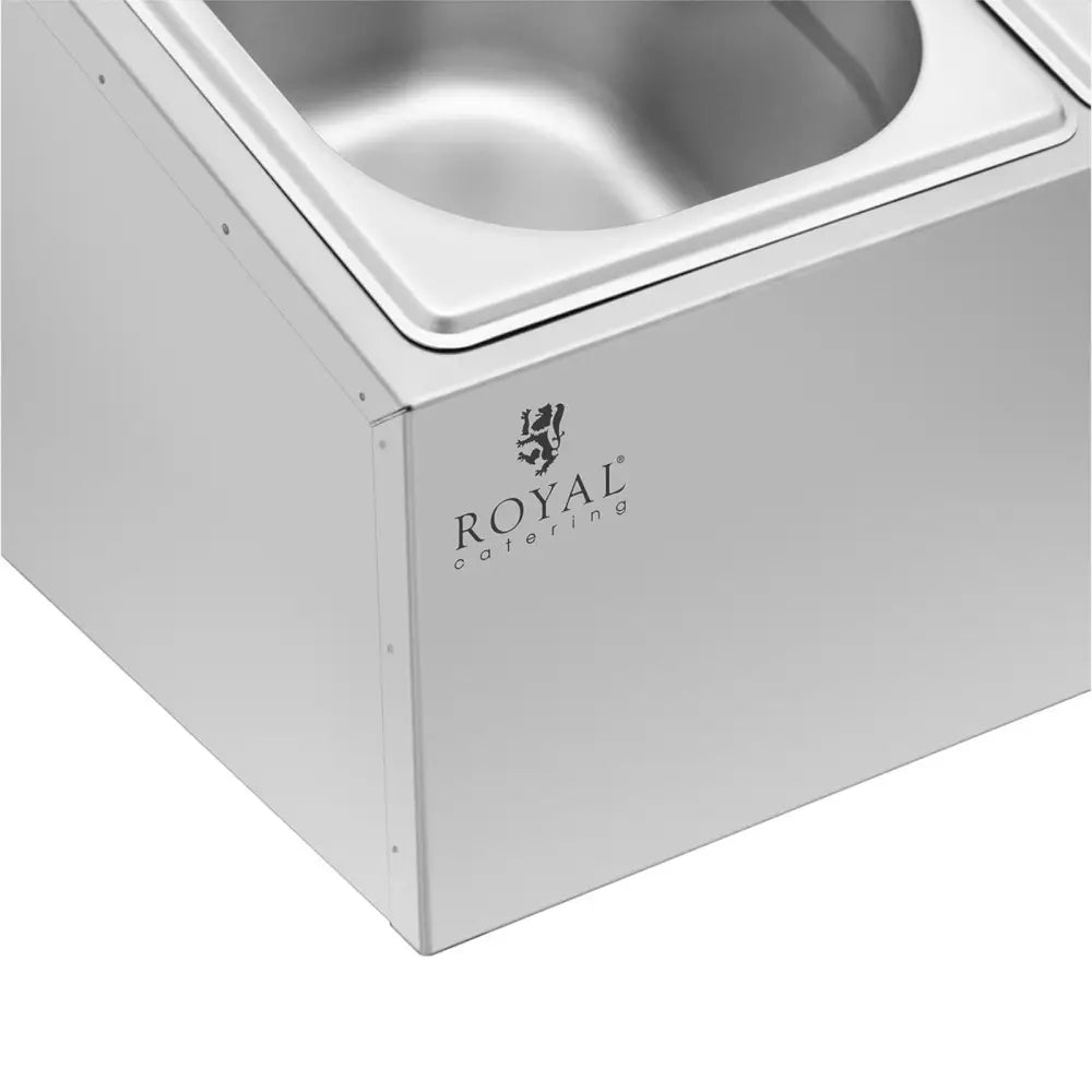 Utstillingstativ for gastronormbeholdere, skrå vinkel som fremhever stålkant og Royal Catering-logo.