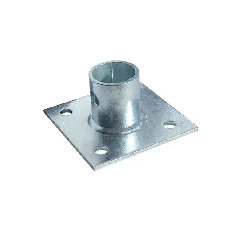 Uttrekkbar støtte for tilhenger, sølvfarget metallfeste med firkantet bunnplate og fire monteringshull, skråvinkel.