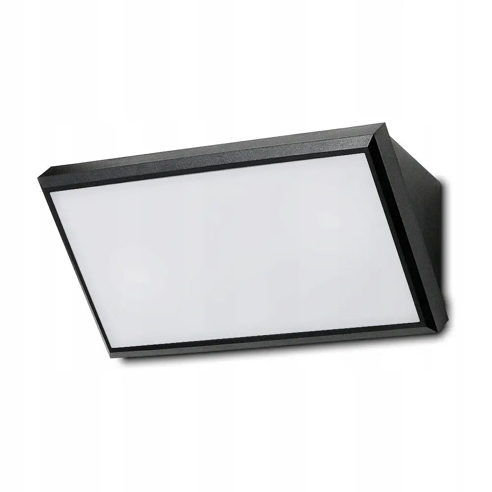 Utvendig vegglampe med sort ramme og matt hvit front, skrå vinkel viser moderne, minimalistisk design.