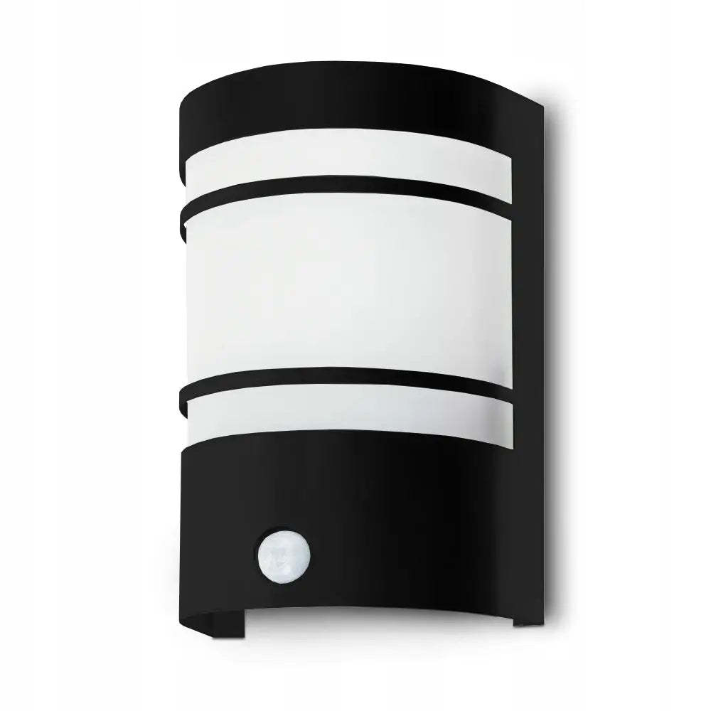 Utvendig vegglampe med bevegelsessensor, buet svart design med hvite detaljer og horisontale metallstriper.