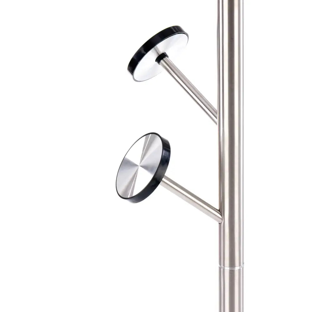 V49 hengende sølv, to knagger i børstet stål med sorte kanter montert på søyle, sidevisning mot hvit bakgrunn.