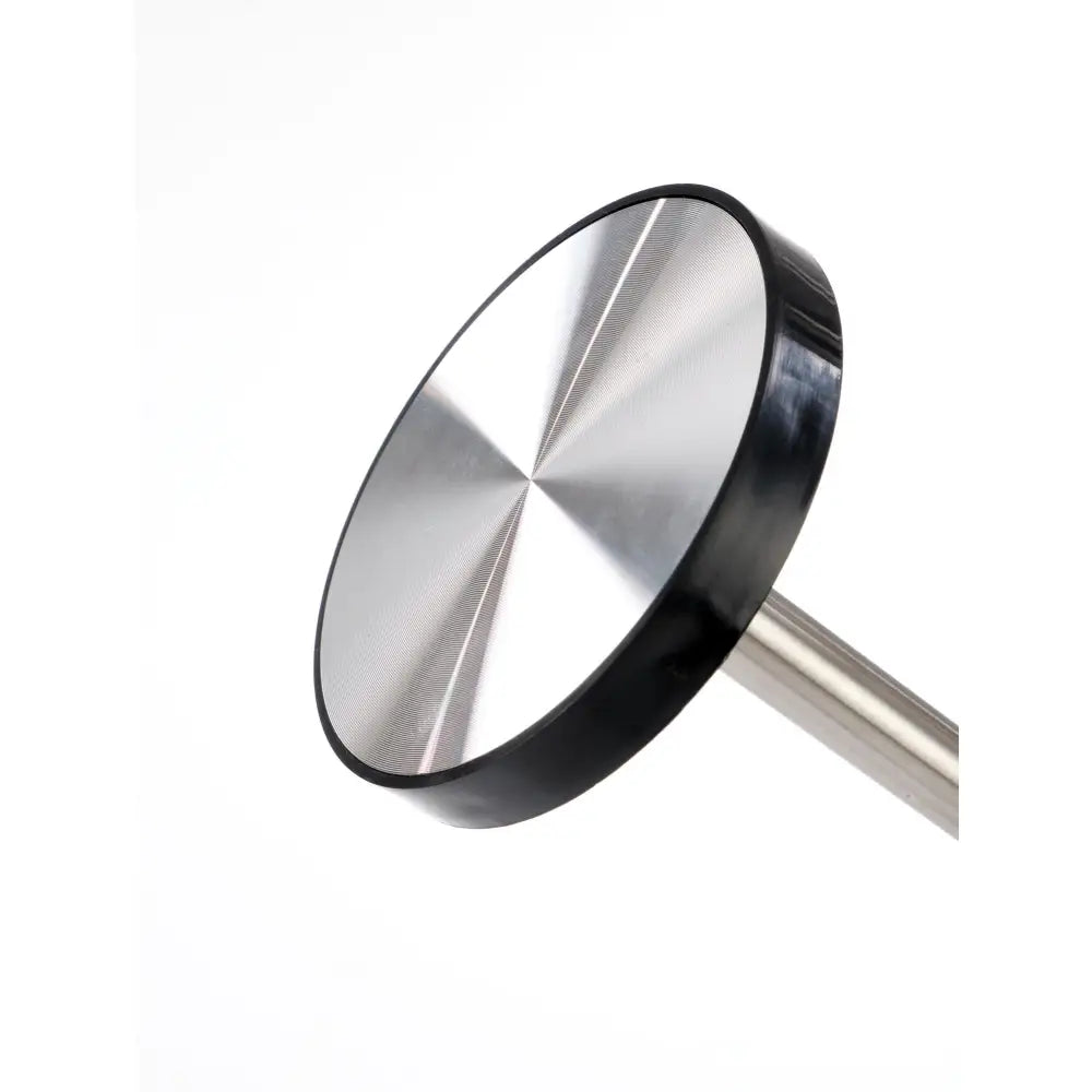 V49 hengende sølv, nærbilde av rund børstet metalloverflate med sort kant og detaljer i rustfritt stål.