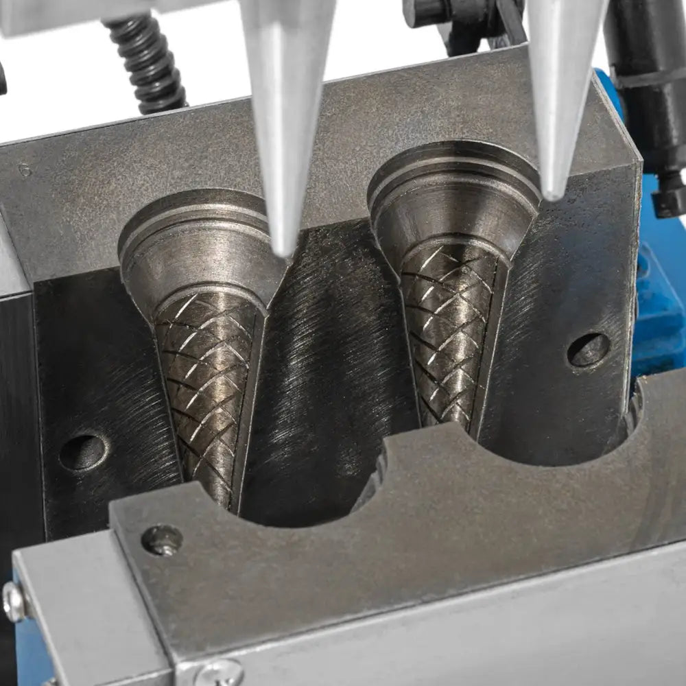 Vaffeljern for isvafler, nærbilde av to kjegleformede former med rutemønster sett ovenfra.