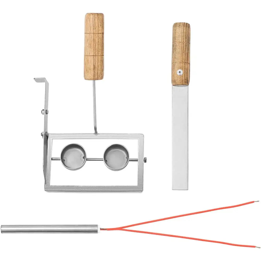 Fire grillverktøy i metall med treskaft, inkludert runde former og spade, sett ovenfra mot hvit bakgrunn.