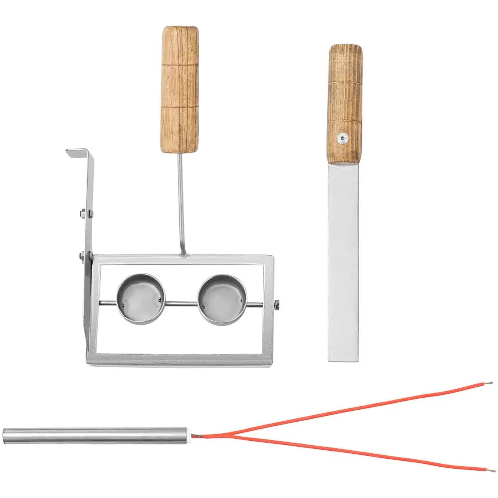 Vaffeljernsett for iskremkjeks, tre metallverktøy med trehåndtak avbildet ovenfra på hvit bakgrunn.