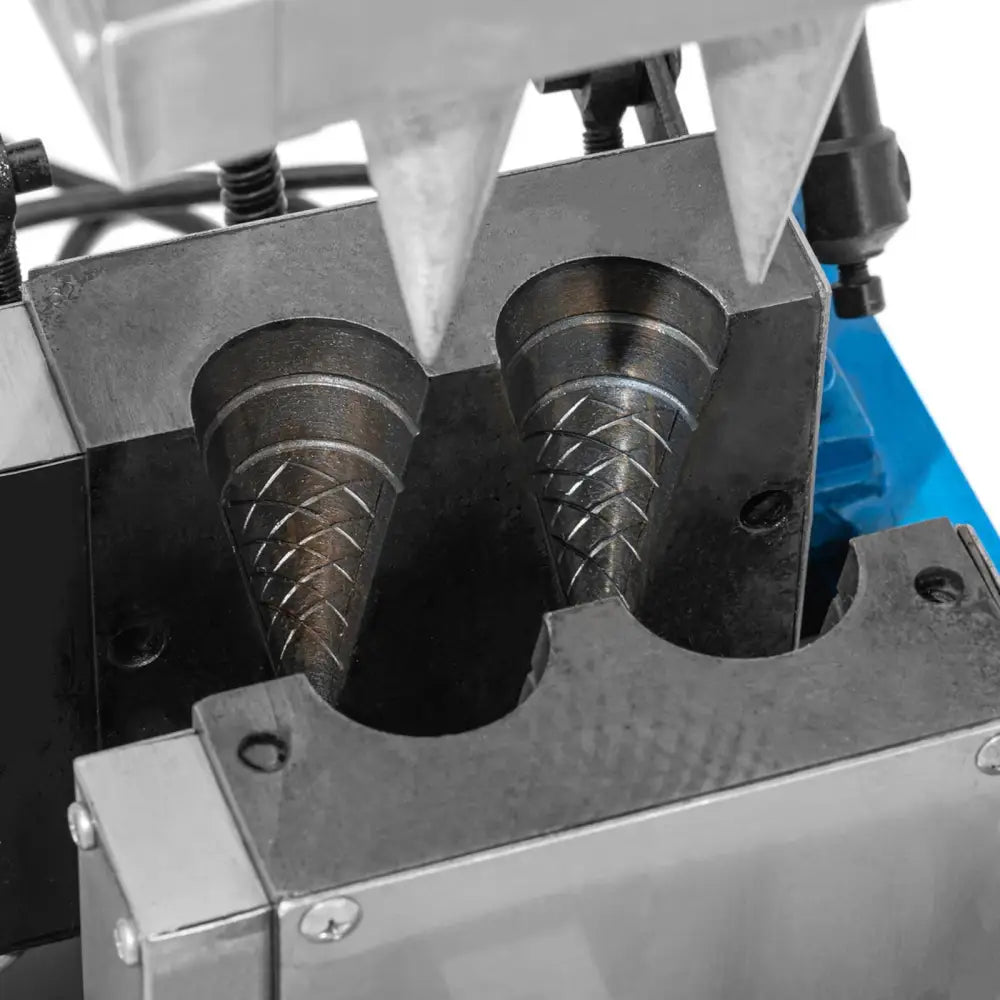 To sølvfargede kjegleformer med rutemønster for krøllvaser, nærbilde av maskindeler og skruer rundt.