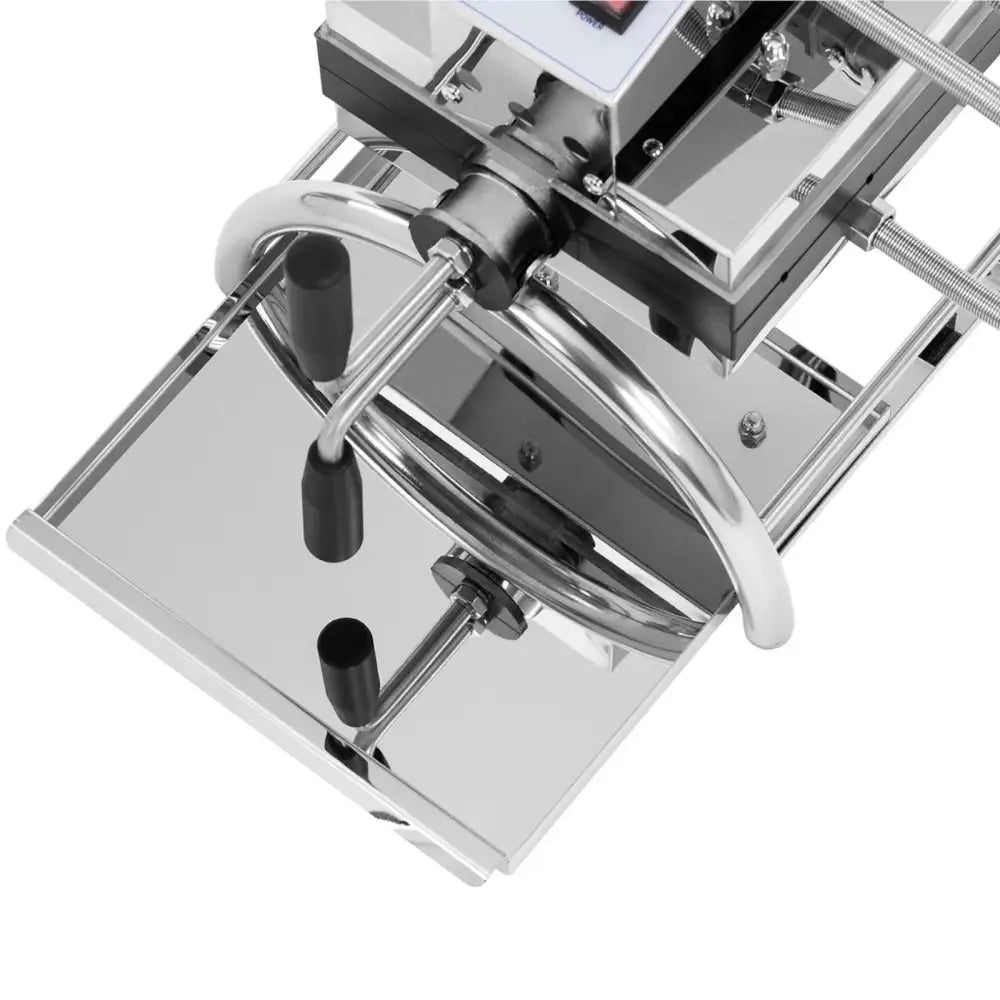 Vaffeljern, nærbilde av polert stålkomponent med to svarte håndtak og synlige festeanordninger.