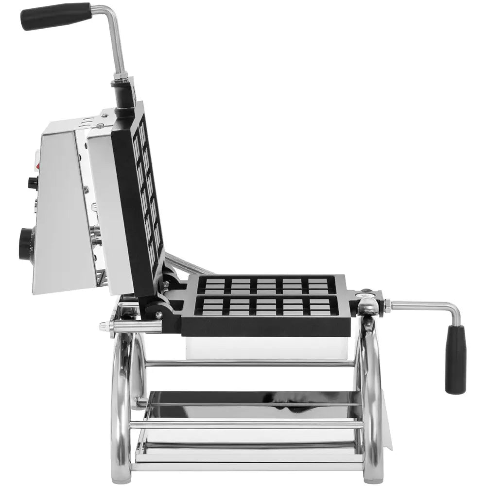 Vaffeljern for belgiske vafler, sidevisning med åpent lokk, synlig vaffelrutenett og doble håndtak med svart grep.