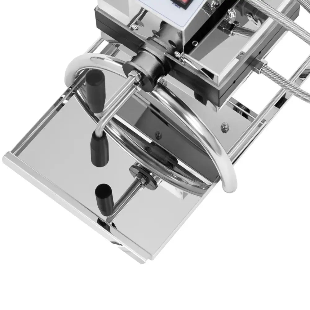 Vaffeljern med roterende plater, nærbilde av metallhåndtak og svarte kontrollspaker på blankt stål.