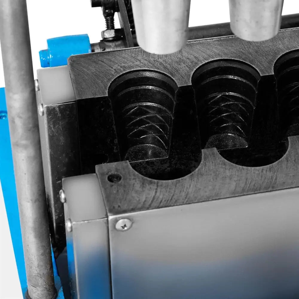 Vaffelpresse for iskremkjeks, detalj av metallkomponent med tre sylindere og synlig gjengemønster.