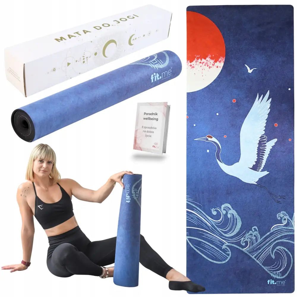 Premium blå yogamatte med hvit trane og rød sol, rullet og i bruk av kvinne, med eske og hefte.