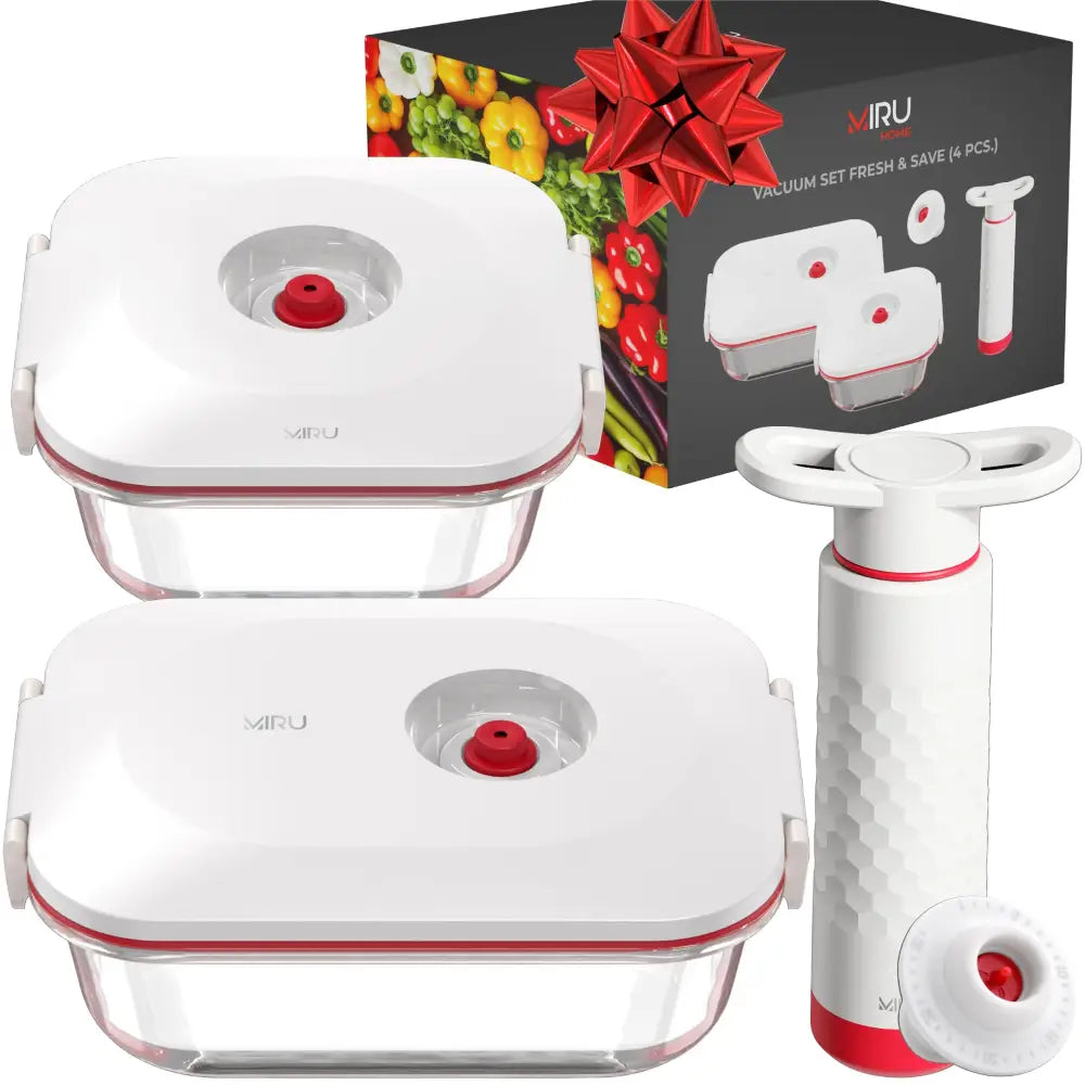 Vakuumbeholdere i glass med hvite lokk, røde detaljer, vakumpumpe og gaveeske med grønnsaksmotiv.