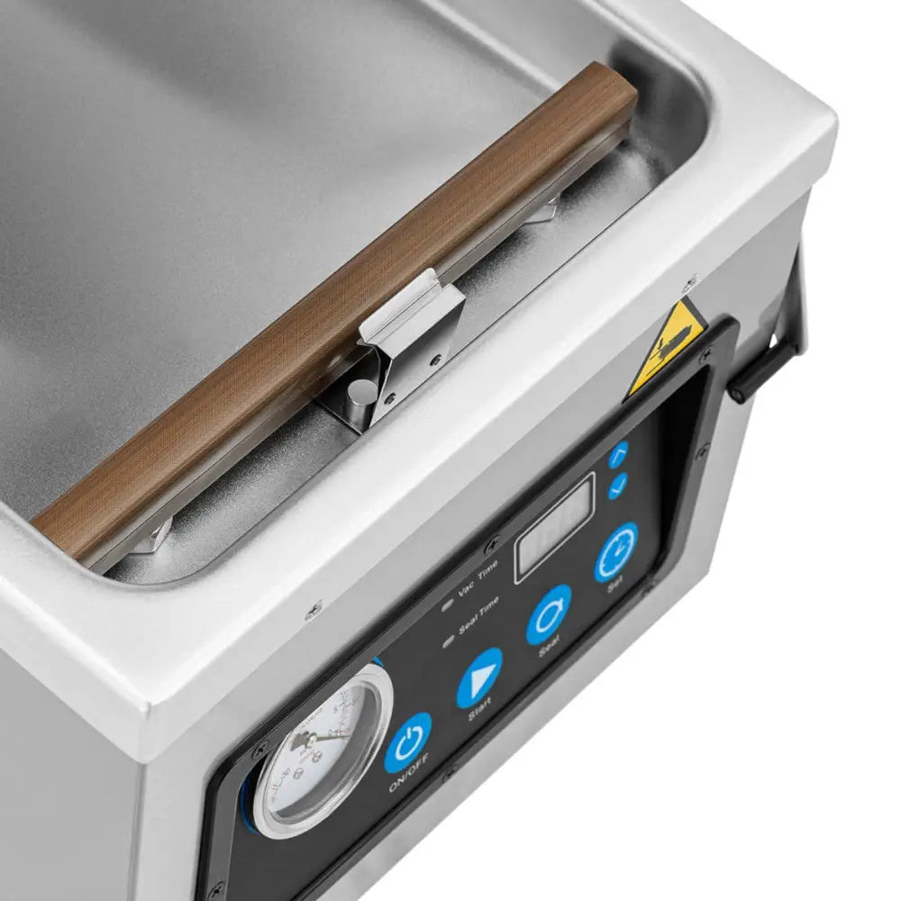 Vakuumkammermatemaskin, nærbilde av kontrollpanel, trelist og blå knapper fra skrå vinkel.