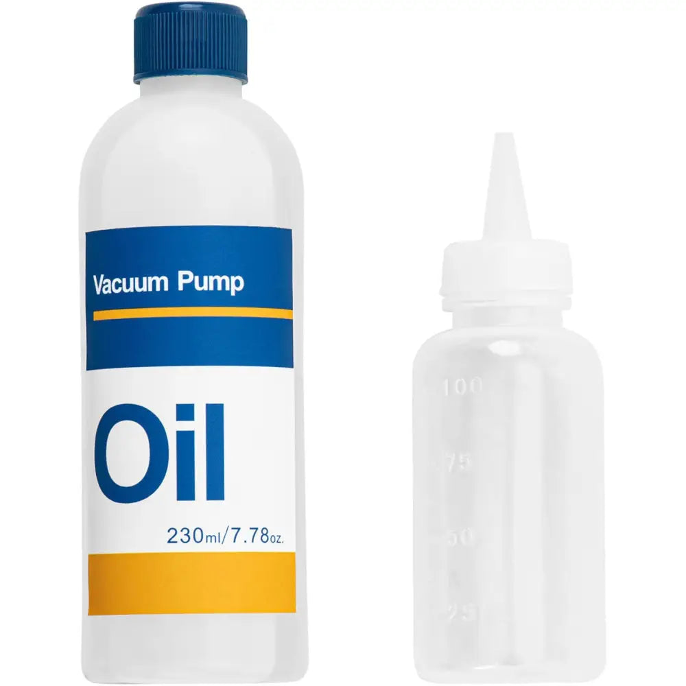 Gjennomsiktig flaske med blått lokk og etikett, samt liten plastflaske med smal tut, sett forfra.