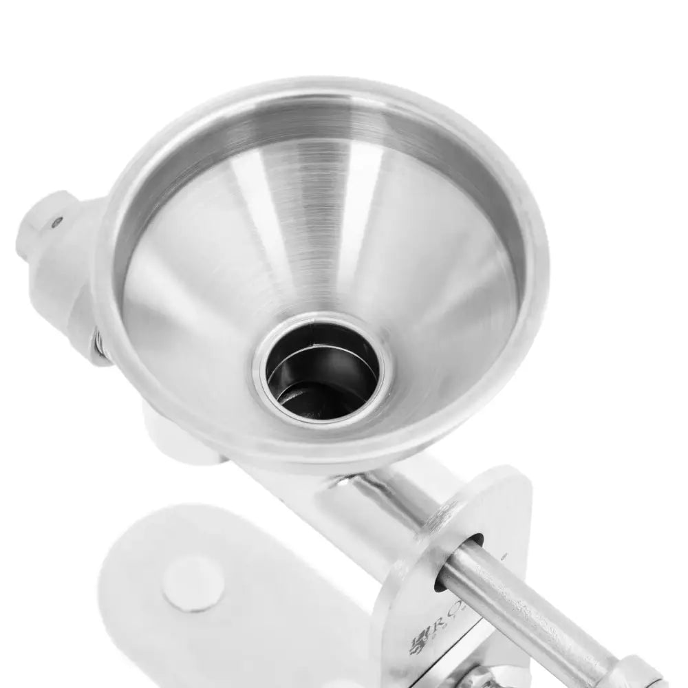 Valsepresse for manuell oljeutvinning, detalj av trakt i børstet stål med synlig innløp og solide metalldeler.