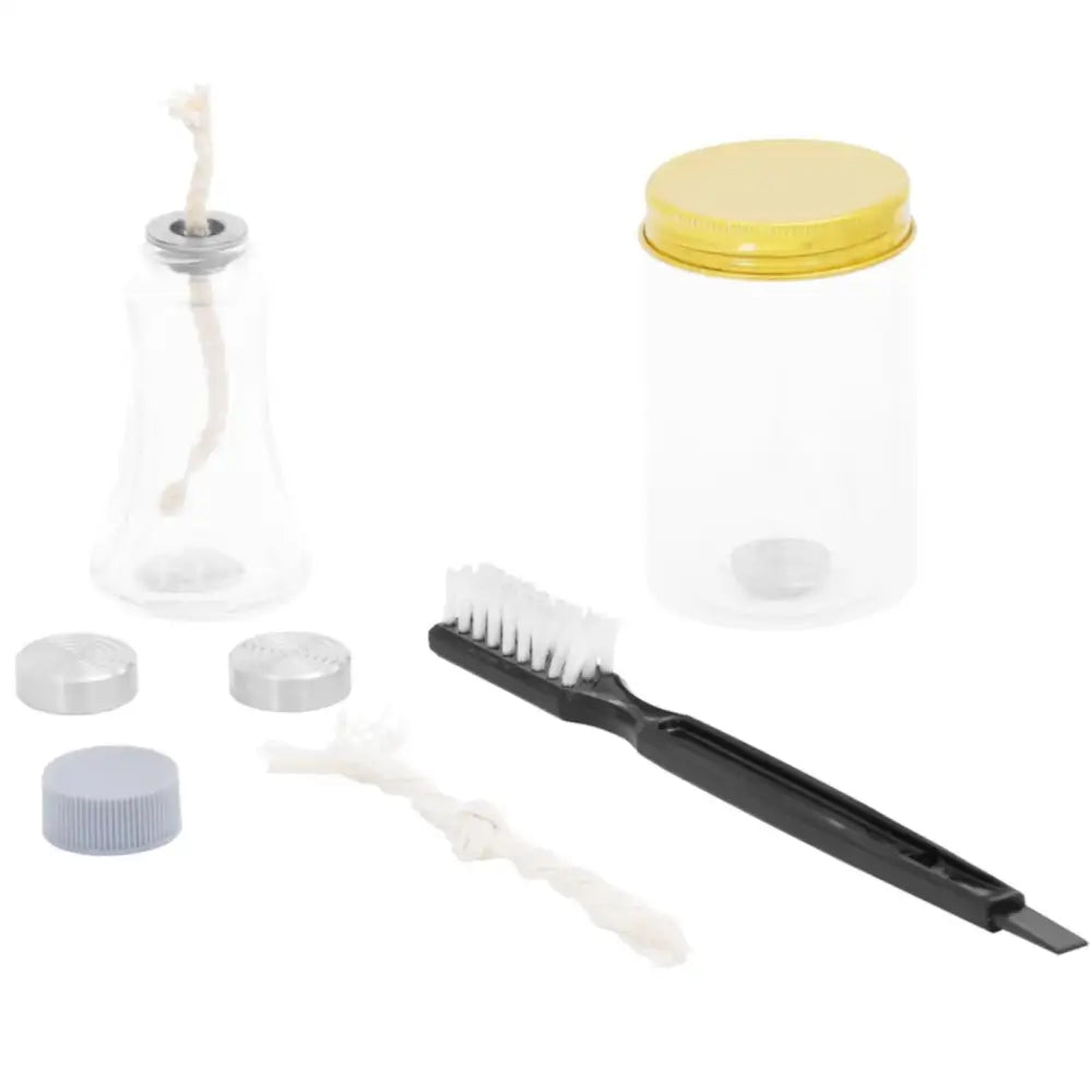 Tilbehør til valsepresse for oljeutvinning, plastbeholdere med fargede lokk, børste og veke på hvit bakgrunn.