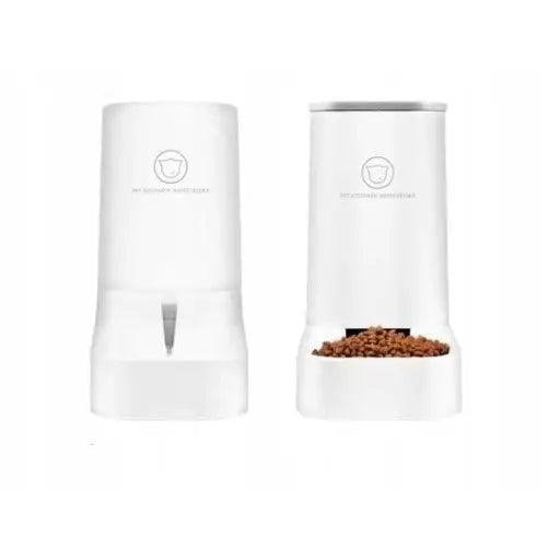 Vannautomat dispenser for hund og katt, to hvite beholdere i plast, én for vann og én med brune tørrfôr-biter.