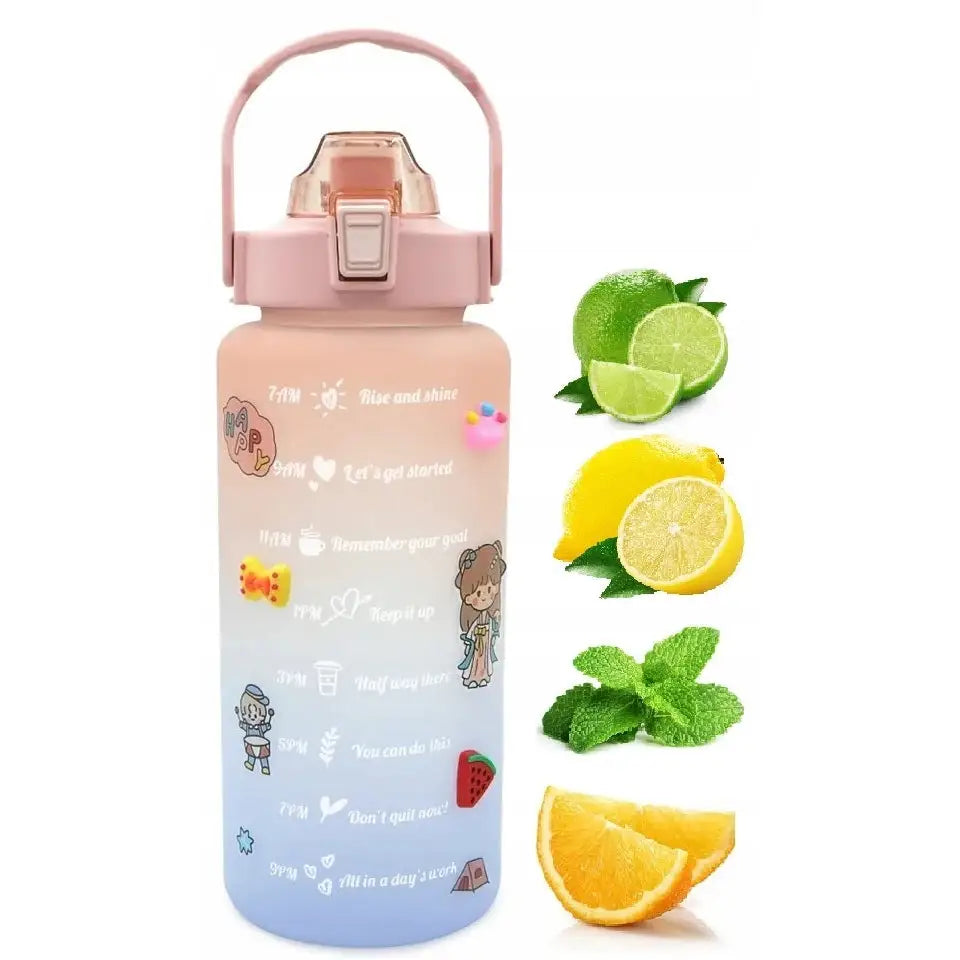 Drikkeflaske i rosa og lys blå plast, med motiver, tidsmarkeringer og fruktdekorasjon ved siden av.