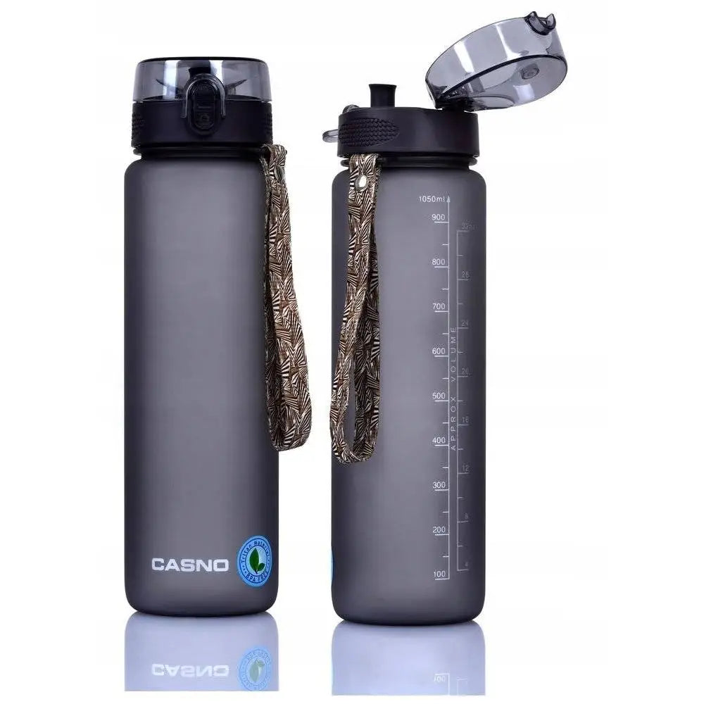 Vannflaske med fruktfilter, 1050 ml, to svarte flasker i plast med bærestropper og synlig måleskala.