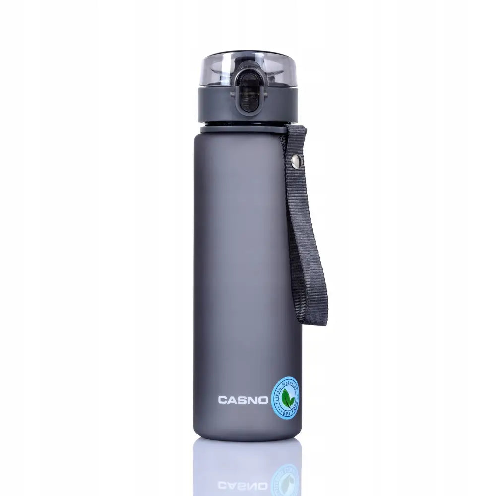 Vannflaske i mørkegrå Tritan-plast, frontvisning med gjennomsiktig lokk, svart stropp og trykknapp.