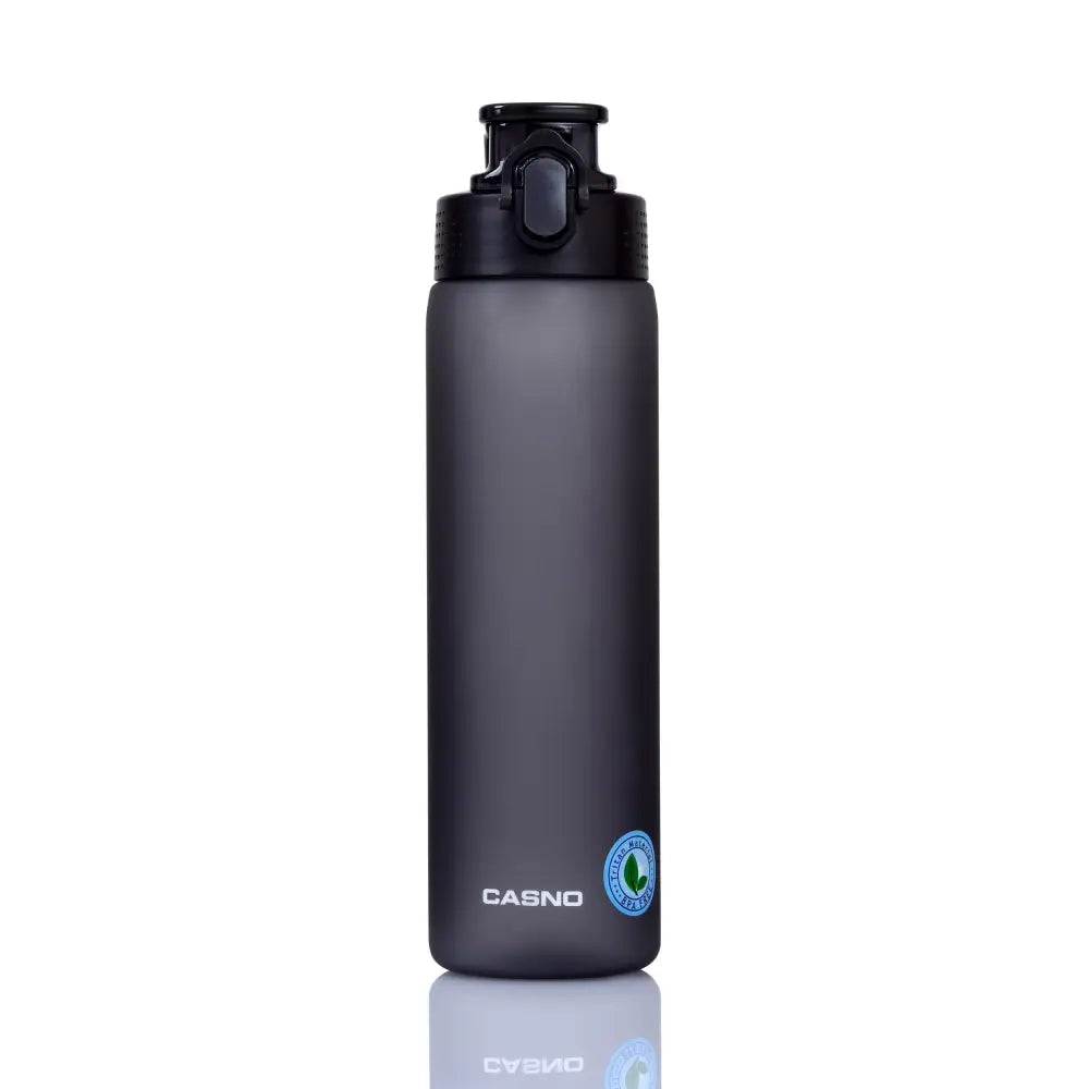 Vannflaske med fruktinfusor, matt sort plast, svart lokk med trykknapp, logo og miljømerke synlig foran.