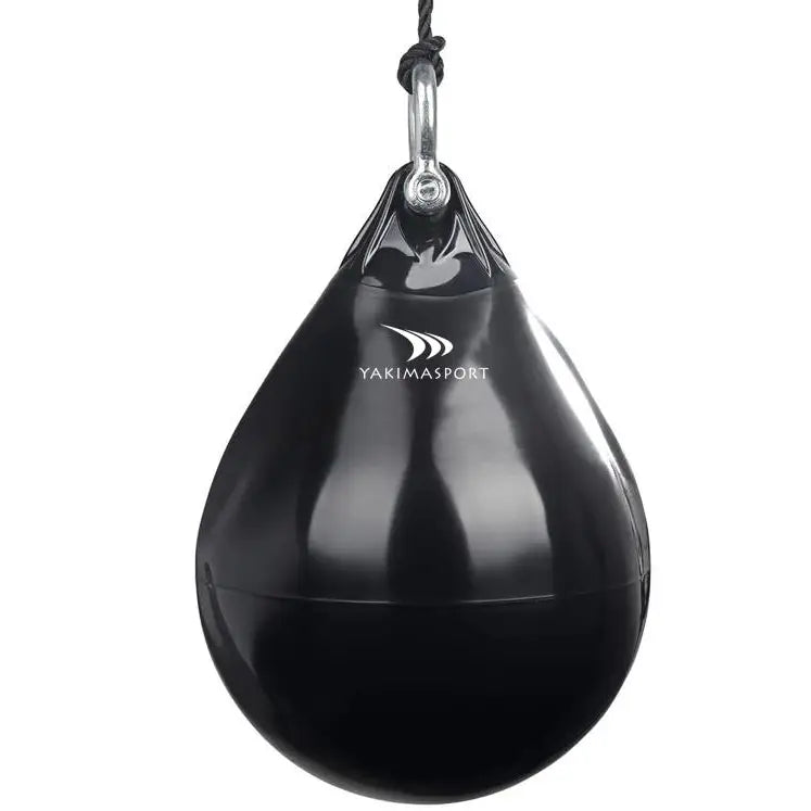Vannfylt boksesekk Aqua Bag S, sort dråpeform med Yakimasport-logo og metalloppheng, frontvisning.