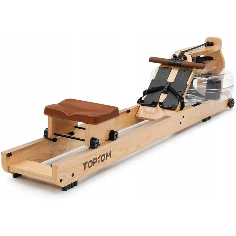 Romaskin i lyst tre, brunt sete, sorte fotstropper og klar vanntank sett skrått forfra mot siden.