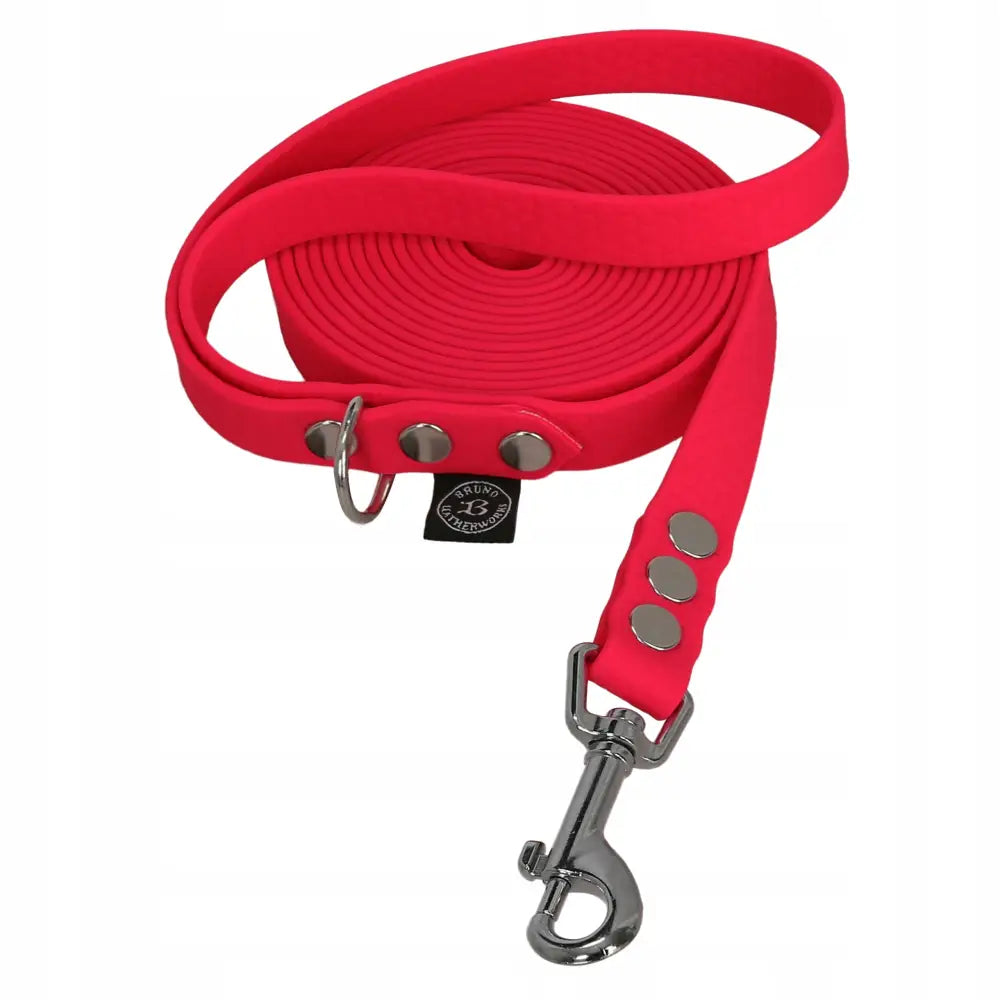 Vanntett Biothane hundekobbel 10 meter, rød, sett ovenfra med sølvfarget krok, D-ring og sort merkelapp synlig.