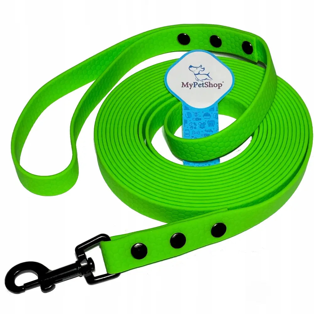 Vanntett Biothane treningsbånd 5 meter, grønn rullet line med sort krok og sekskantet mønsterstruktur.