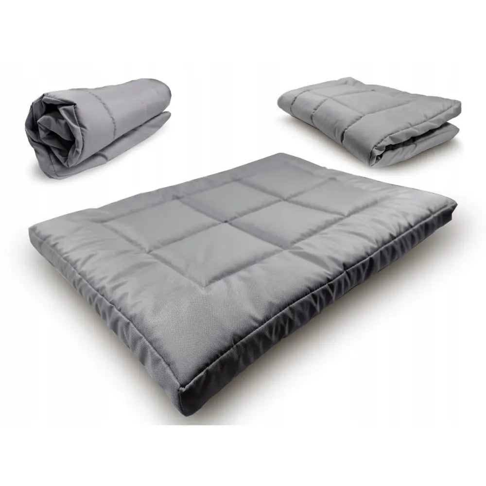 Vanntett dobbelsidig hundeseng 130x90 i grått tekstil, vist flat, sammenrullet og brettet med markerte kvadratsømmer.