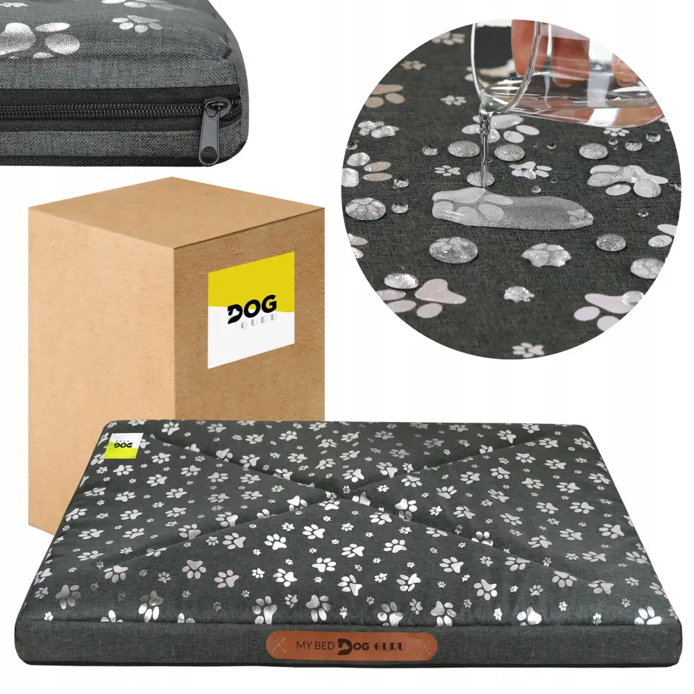 Vanntett hundeseng XL 100x70x5 cm, mørkegrå med poteavtrykk, vannperler på overflaten og synlig glidelås.