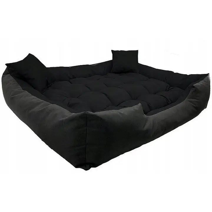 Vanntett hundeseng 145x115 cm i svart tekstil med høy kant og to små puter, sett fra skrå vinkel.