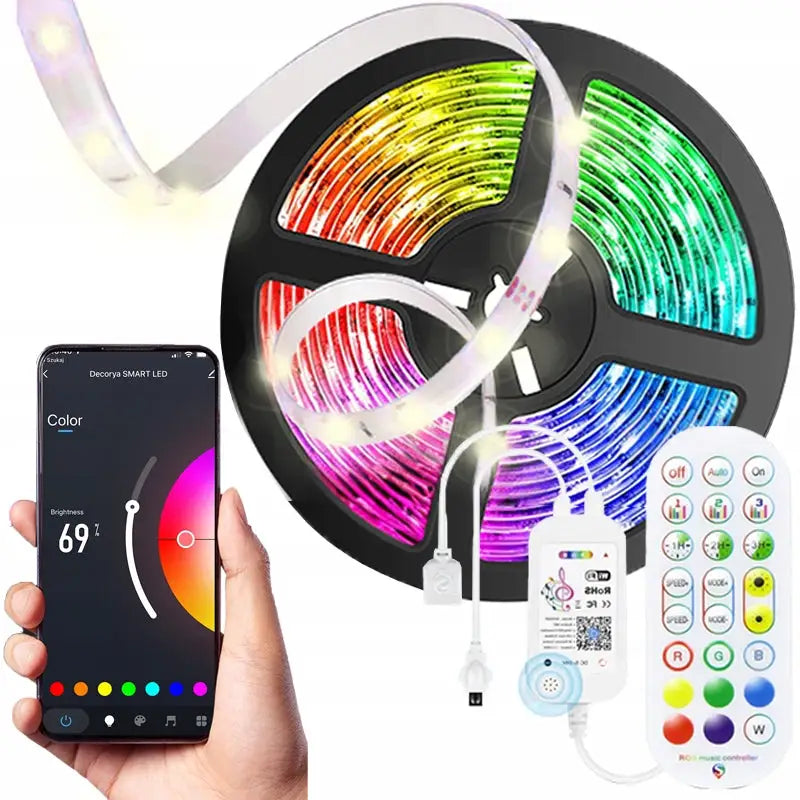 Vanntett LED-lyslist RGB, rullet opp med fjernkontroll, styringsenhet og appstyring på smarttelefon.