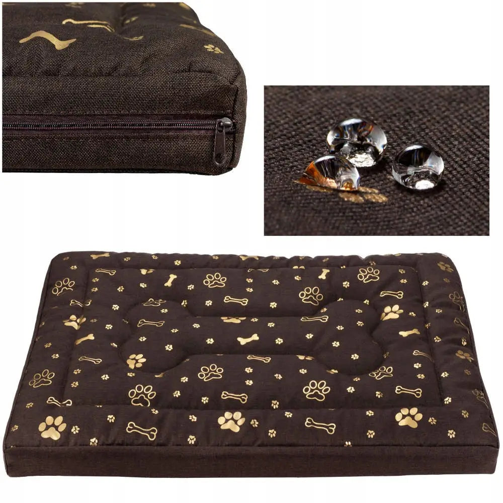 Vanntett madrass skum hundeseng 130x90, brun pute med gule pote- og beinmønstre samt synlig glidelås og vannperler på stoffet.