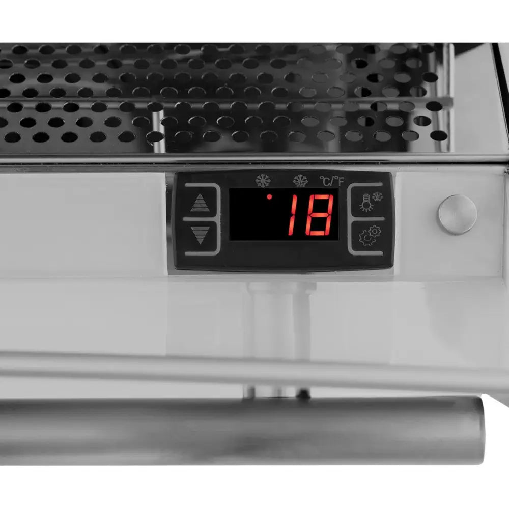 Digitalt kontrollpanel på varekjøler, røde tall viser -18 grader, knapper for temperaturjustering i stålramme.