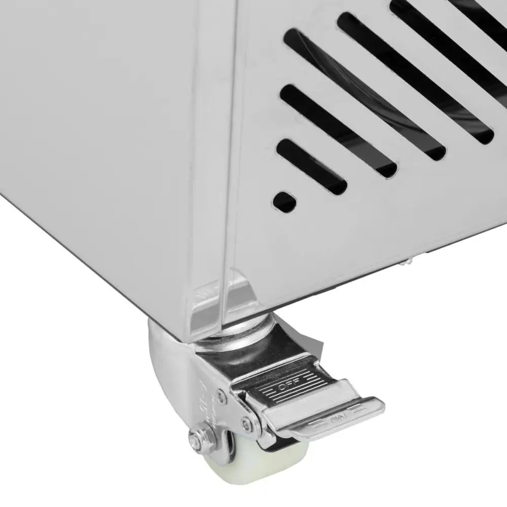 Varekjøler, detalj av metallhjul med brems under hjørne i rustfritt stål og synlige ventilasjonshull.